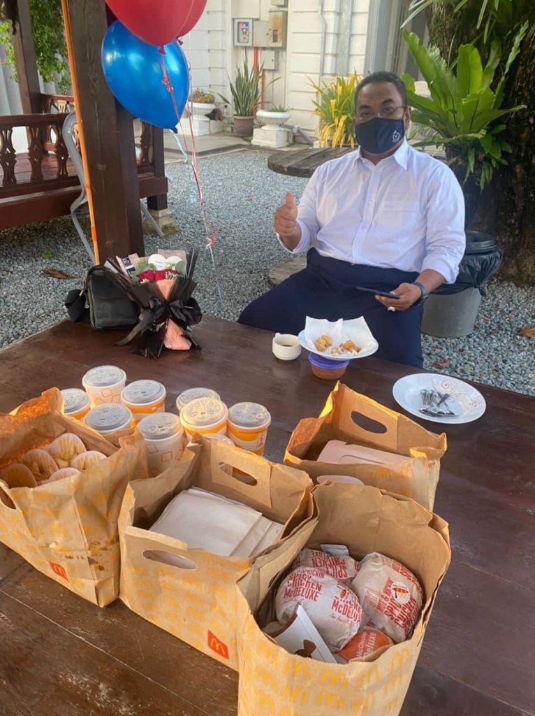2AC049E3 669B 4C6F 9AC0 57822038178D Tunku Ismail Hantar McDonalds Pada Sanusi, Berharap Beliau Gembira 2AC049E3 669B 4C6F 9AC0 57822038178D Tunku Ismail Hantar McDonalds Pada Sanusi, Berharap Beliau Gembira