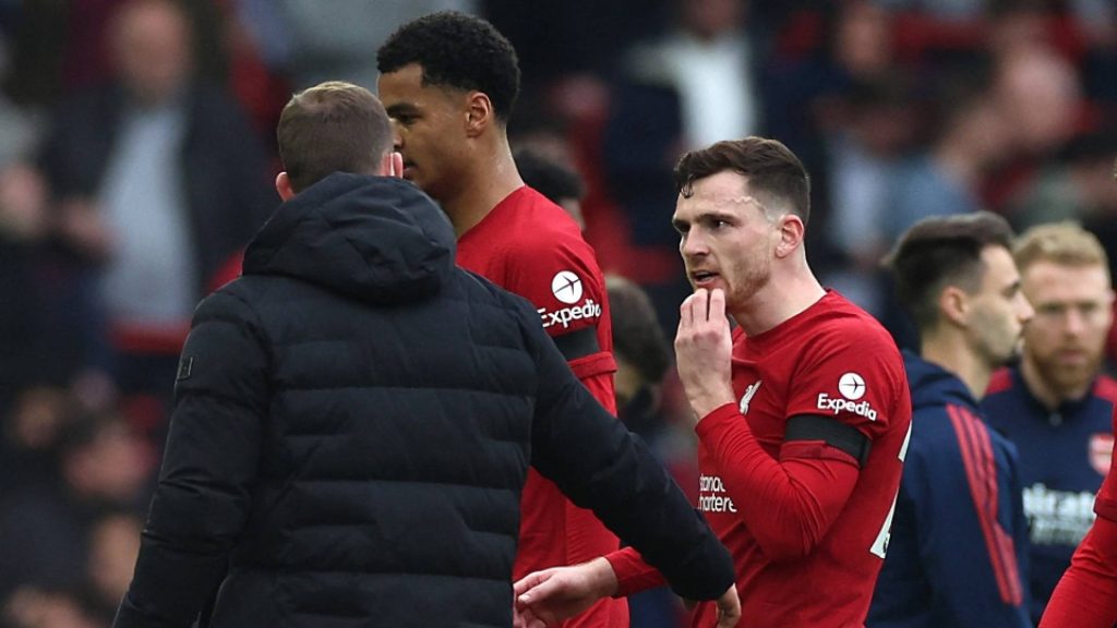 Pembantu Pengadil Dikesan Menyiku Pemain Liverpool