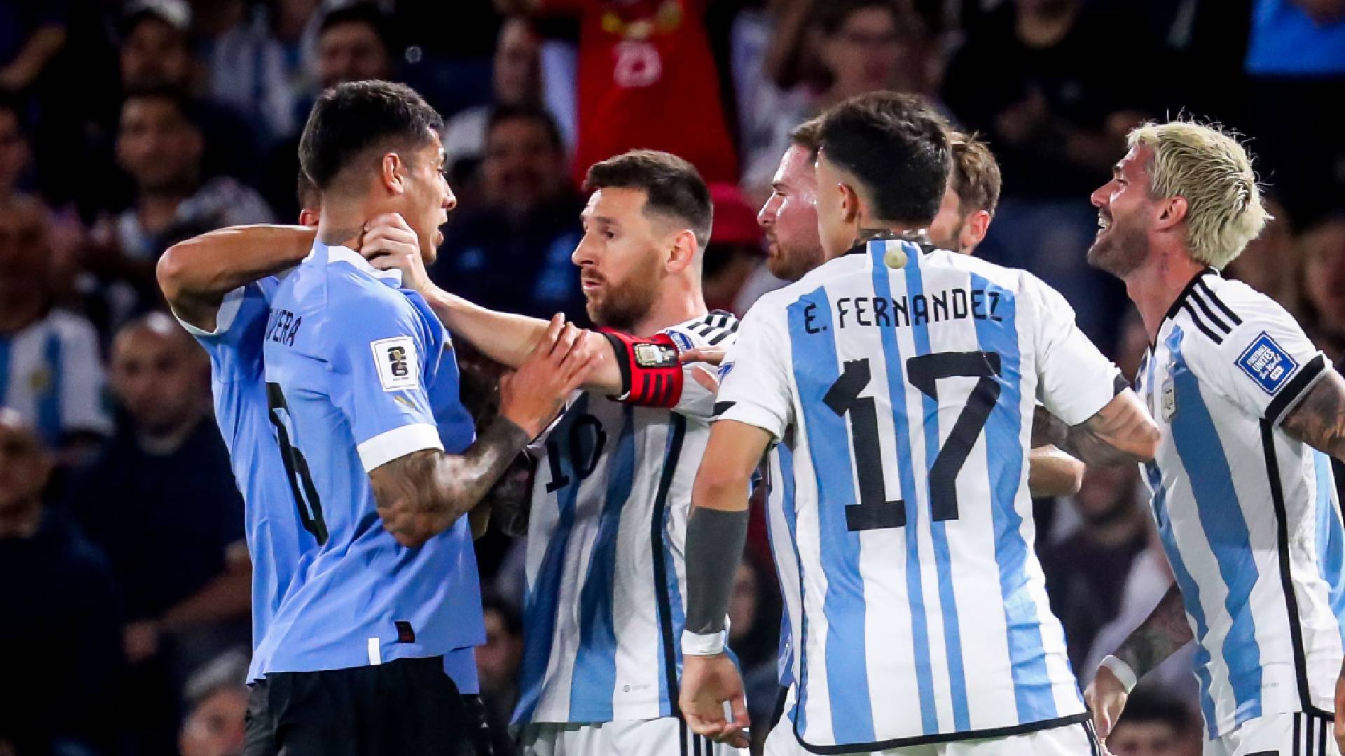 Argentina Dimalukan Uruguay, Lionel Messi Pula Cekik Leher Lawan