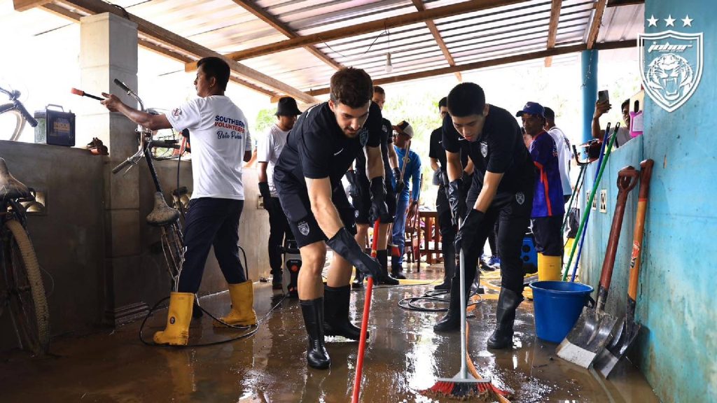 Pemain JDT Turun Padang Bantu Mangsa Banjir