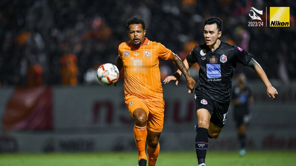 Pemain Thailand Jaring Gol Dari Tengah Padang