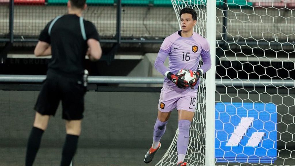 Follow Instagram PSSI, Kiper Keturunan Yang Bela Leeds United Bakal Dinaturalisasi?