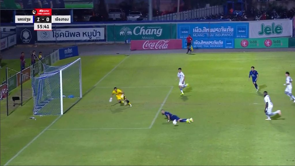 Pemain Liga Thailand Tiba-Tiba ‘Lemas’ Depan Gol Terbuka