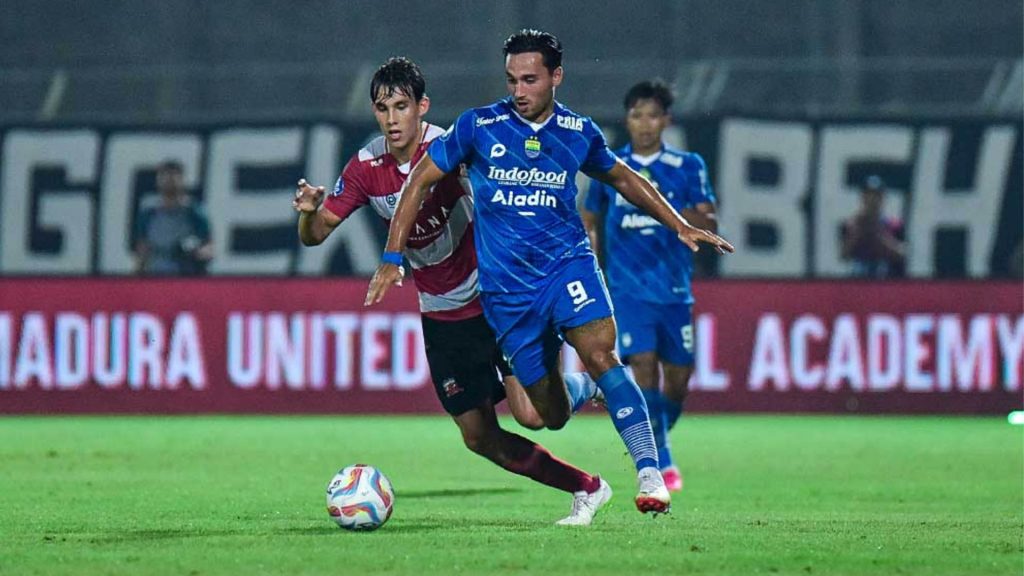 Bojan Hodak Sanjung Ezra Walian Sebagai Gelandang Bertahan