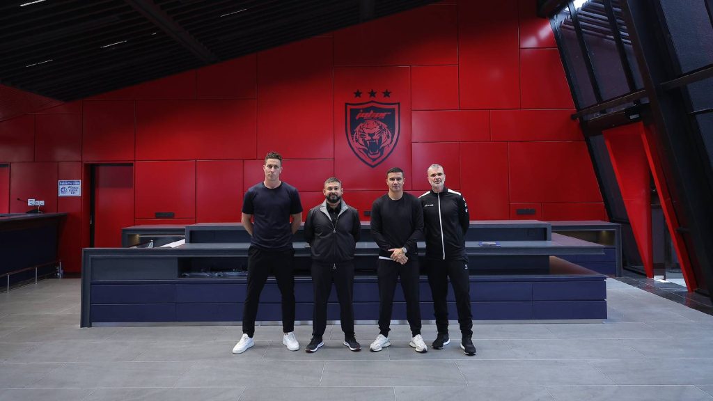 Friend Duncan Cahill DYAM Tunku Ismail JDT Perkenal Kemudahan Terbaru Pusat Latihan Friend Duncan Cahill DYAM Tunku Ismail JDT Perkenal Kemudahan Terbaru Pusat Latihan