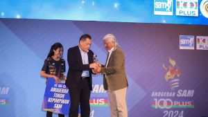 Hamidin FA Malaysia 29 Hamidin Terima Anugerah Tokoh Kepimpinan Sukan SAM-100PLUS