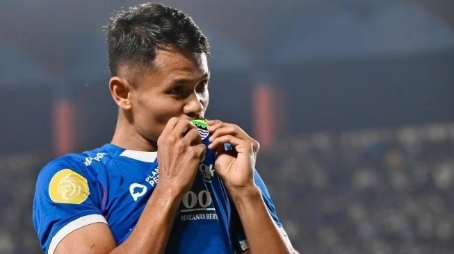 Dimas Drajad Sundul Pemain Lion City Sailors