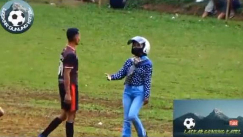 Tak Minta Izin, Ditarik Pasangan Keluar Padang