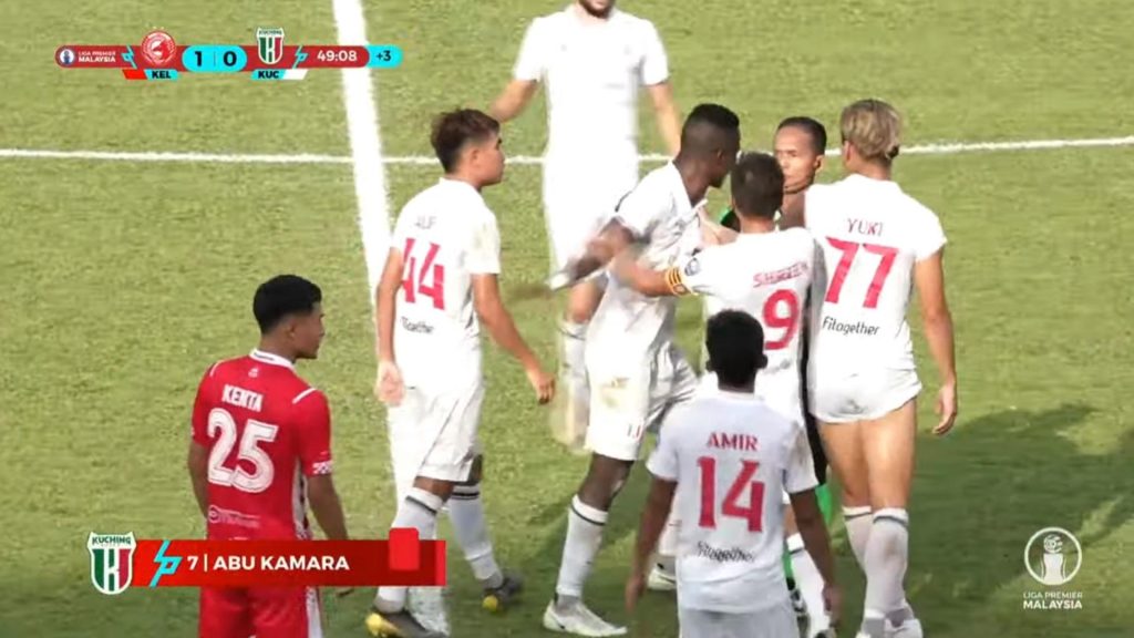Pengadil Nyaris Kena ‘Bedal’, Tindakan Abu Kamara Cetus Suasana Tegang