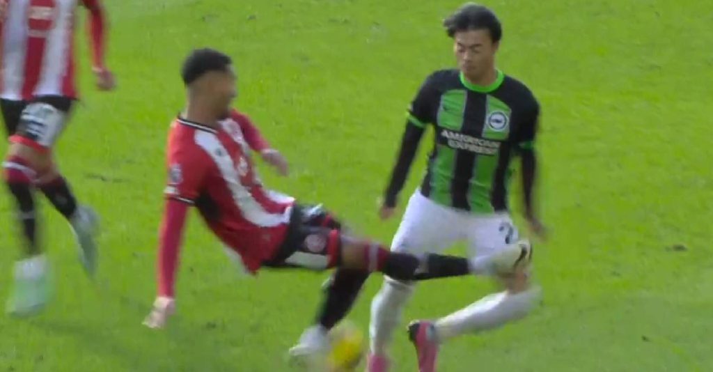 Terjahan Kungfu Pemain EPL Hampir Tamatkan Karier Kaoru Mitoma