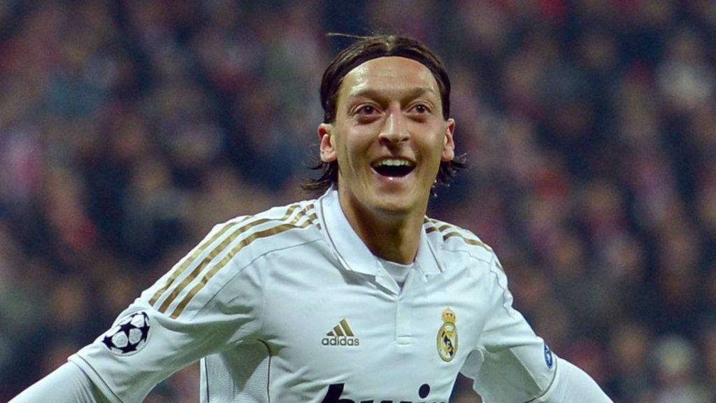Mesut Ozil Bersuara “Jadi Atletico Madrid Akan Main 6 Orang Saja?”
