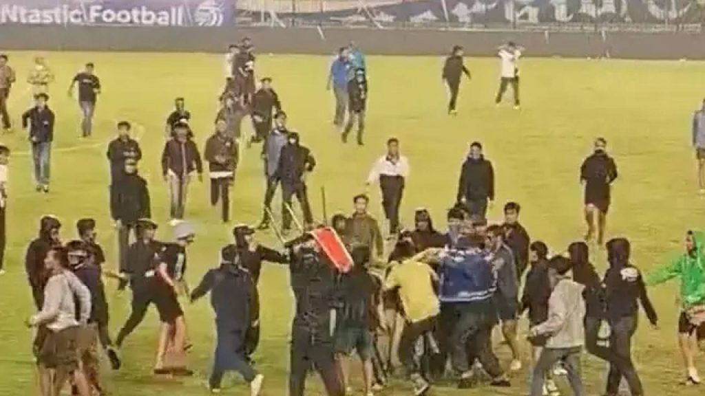 Aksi Persib Bandung vs Persija Jakarta Dicemari Rusuhan Penyokong