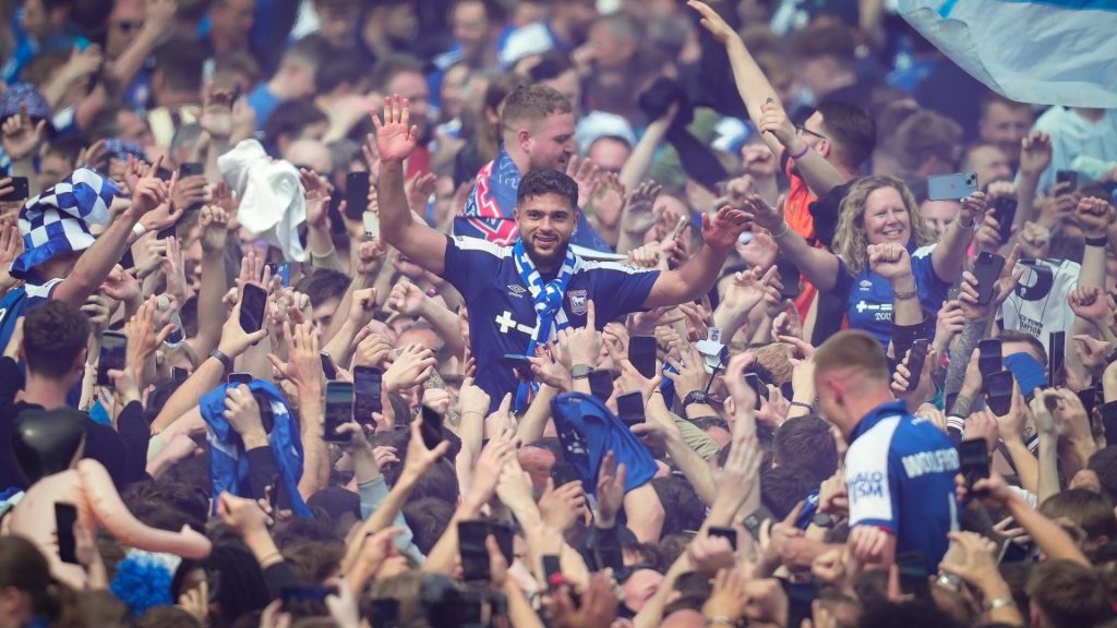 Kapten Ipswich Town Kibar Bendera Palestine Selepas Naik Ke EPL