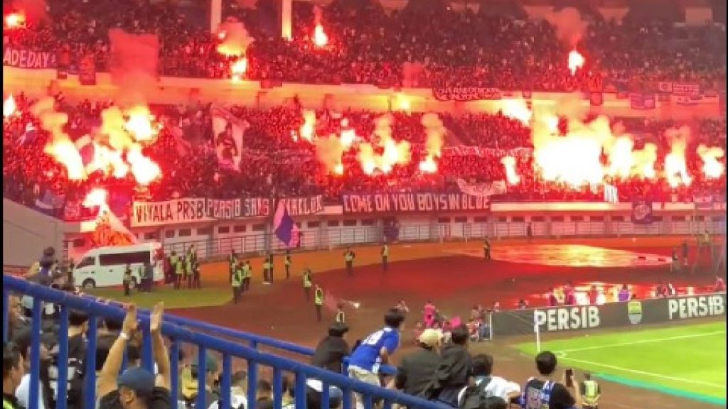 Penyokong Persib Bandung Nyalakan Suar