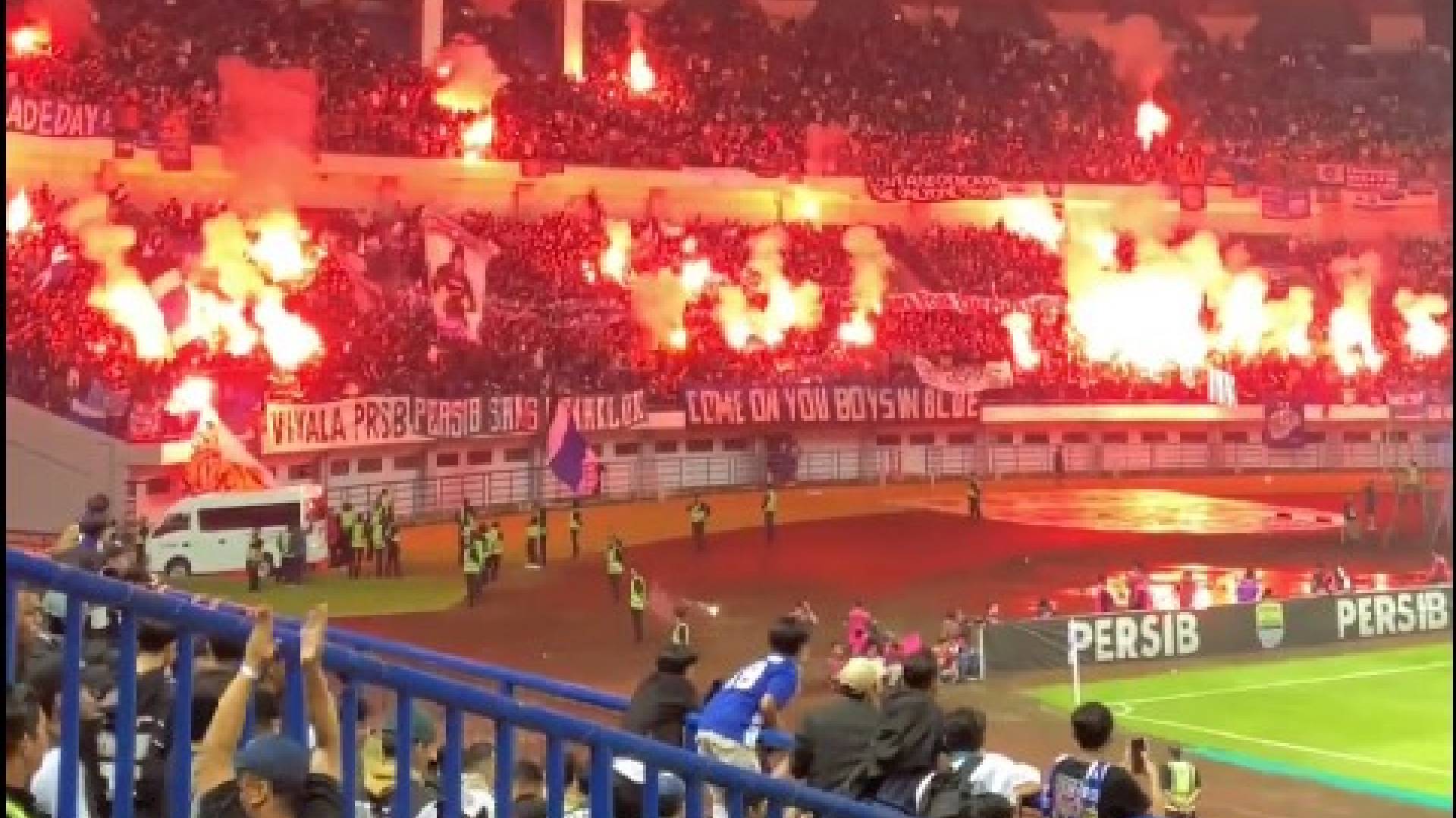 Twitter @thecasualultra Penyokong Persib Bandung Nyalakan Suar