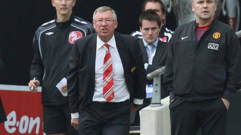 “Kamu Ingat Kamu Siapa? Mereka Bayar Gaji Kamu!” – Alex Ferguson