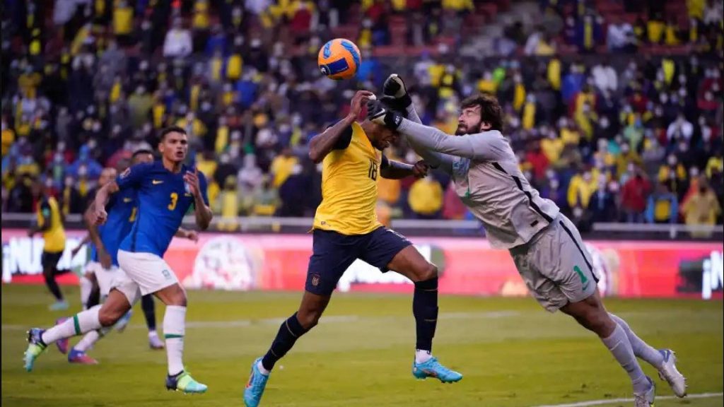 VAR Dua Kali Batalkan Kad Merah Alisson