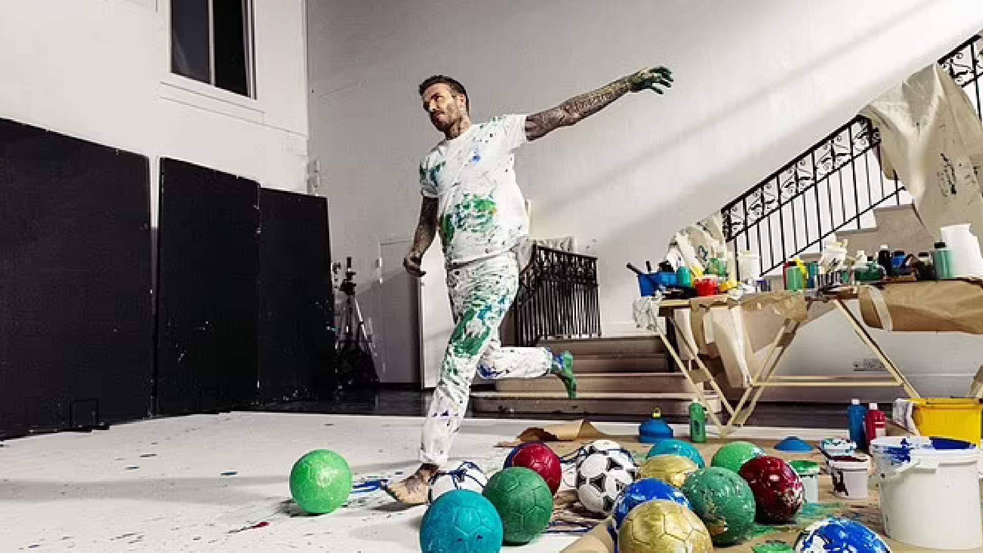 Aksi David Beckham Melakar Pokok Krismas Dengan Sepakan Tepatnya