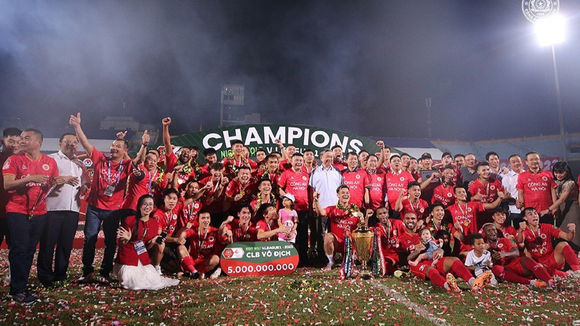 hanoi police Azmin Azram Kongsi Detik Genting Rebut Kejuaraan Liga Vietnam