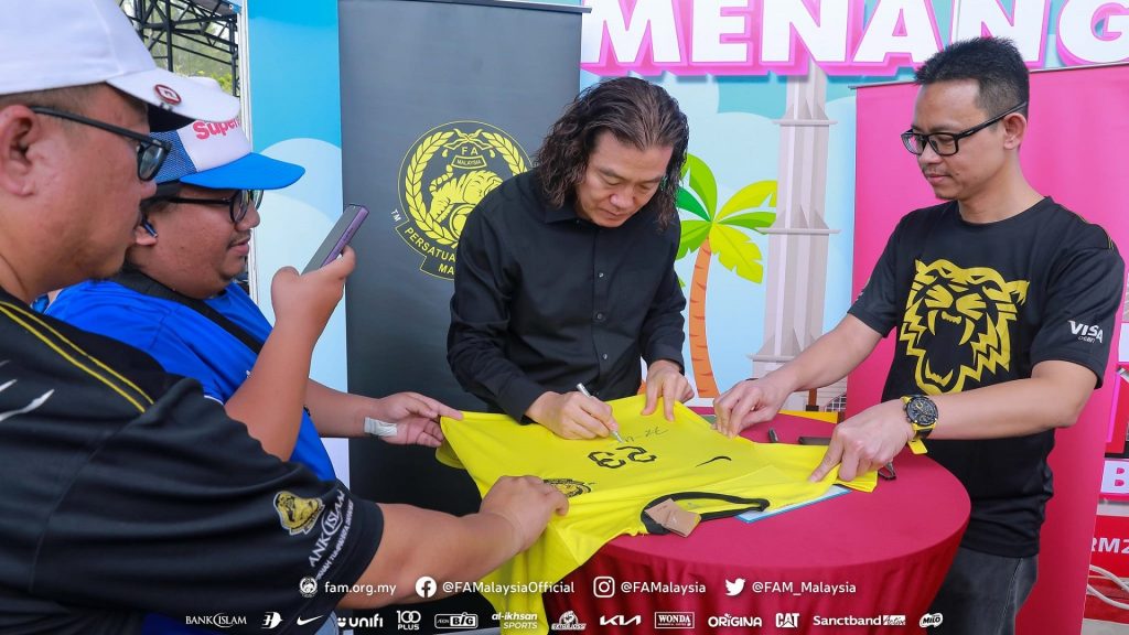 Kim Pan-gon Diserbu Peminat