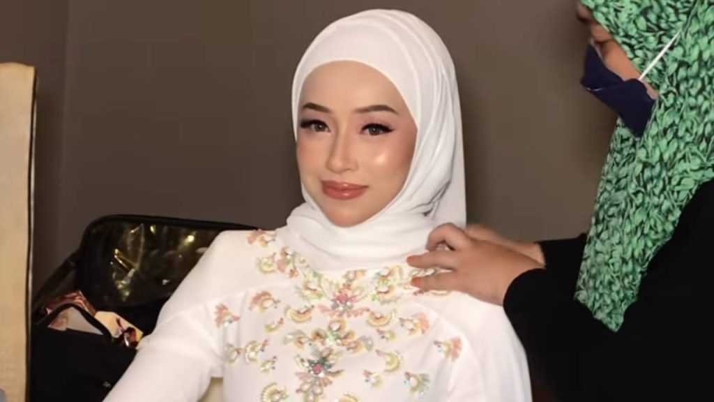 Oktovia Manrose Kahwini Bekas Pemain M.U