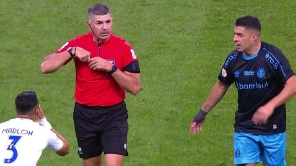Helah Licik Luis Suarez Buat Lawan Hilang Mata